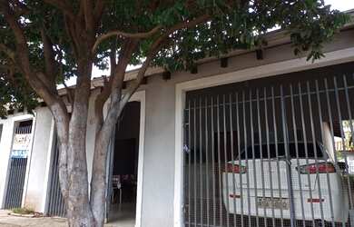 Imagem: A casa possui 3 Dormitórios, 2 Banheiros, 2 Vagas na garagem