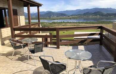 Imagem: A casa possui 3 Dormitórios, 3 Banheiros, 160m² de Área e