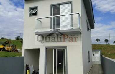 Imagem: A casa possui 3 Dormitórios, 2 Banheiros, 1 Vaga na garagem