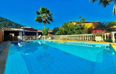 Imagem: A casa possui 4 Dormitórios, 3 Banheiros, 3 Vagas na garagem