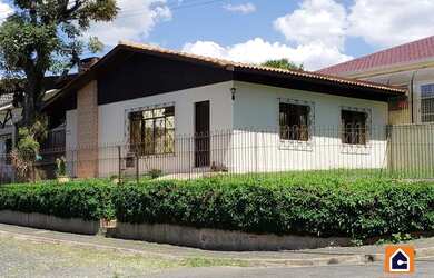 Imagem: A casa possui 3 Dormitórios, 2 Banheiros, 1 Vaga na garagem