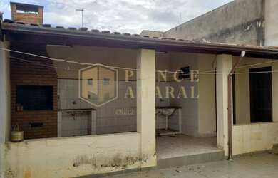 Imagem: A casa possui 2 Dormitórios, 2 Banheiros, 2 Vagas na garagem