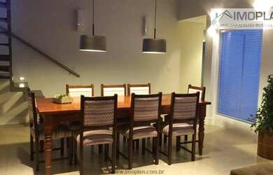 Imagem: A casa possui 3 Dormitórios, 5 Banheiros, 4 Vagas na garagem