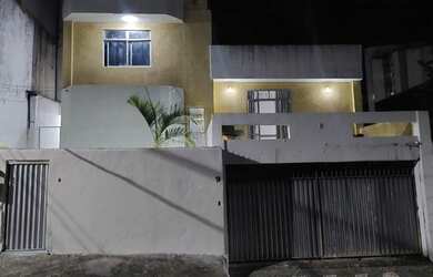 Imagem: A casa possui 5 Dormitórios, 3 Banheiros, 2 Vagas na garagem