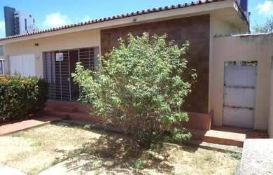 Imagem: A casa possui 3 Dormitórios, 1 Banheiro, 2 Vagas na garagem