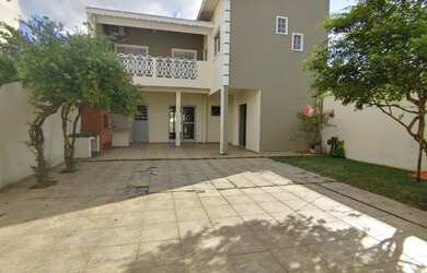 Imagem: A casa possui 3 Dormitórios, 2 Banheiros, 5 Vagas na garagem