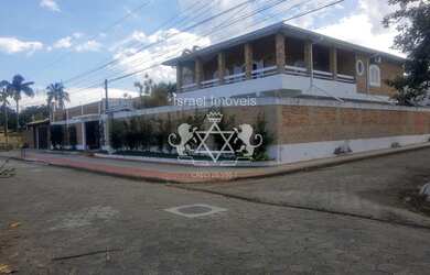 Imagem: A casa possui 5 Dormitórios, 5 Banheiros, 4 Vagas na garagem