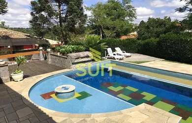 Imagem: A casa possui 4 Dormitórios, 5 Banheiros, 5 Vagas na garagem