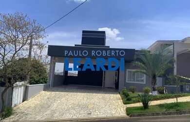 Imagem: A casa em condomínio possui 3 Dormitórios, 1 Banheiro, 2 Vagas