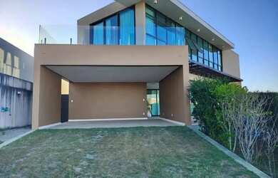 Imagem: A casa possui 3 Dormitórios, 4 Banheiros, 2 Vagas na garagem