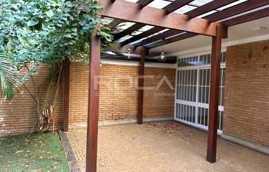 Imagem: A casa possui 3 Dormitórios, 3 Banheiros, 3 Vagas na garagem