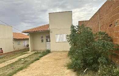 Imagem: A casae possui 2 Dormitórios, 1 Banheiro, 200-0m² de Área