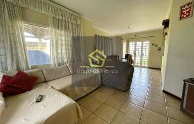 Imagem: A casa possui 3 Dormitórios, 5 Banheiros, 2 Vagas na garagem