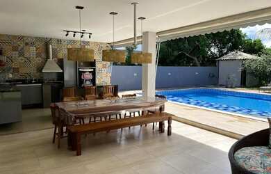 Imagem: A casa em condomínio possui 5 Dormitórios, 5 Banheiros e 360m²