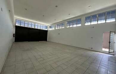 Imagem: O depósito possui 4 Vagas na garagem e 500m² de Área e está