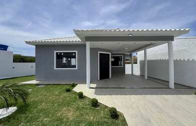 Imagem: A casa possui 3 Dormitórios, 1 Banheiro, 2 Vagas na garagem