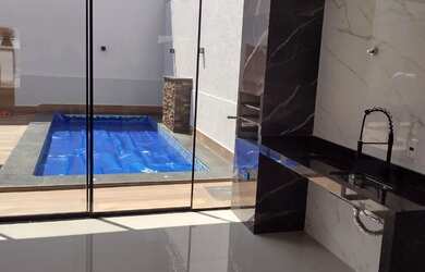 Imagem: A casa possui 3 Dormitórios, 2 Banheiros, 3 Vagas na garagem