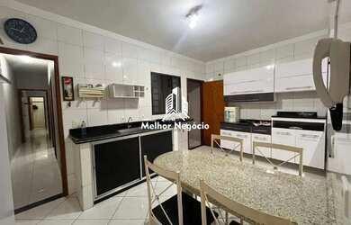 Imagem: A casa possui 2 Dormitórios, 2 Banheiros, 2 Vagas na garagem