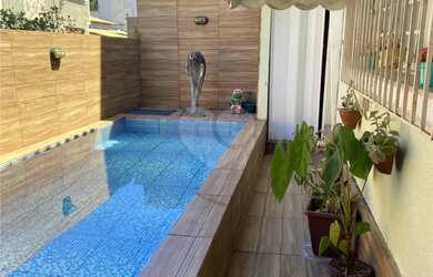 Imagem: A casa possui 4 Dormitórios, 3 Banheiros, 3 Vagas na garagem