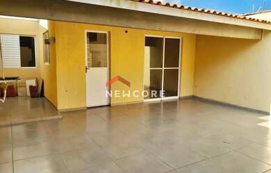 Imagem: A casa possui 3 Dormitórios, 2 Banheiros, 2 Vagas na garagem