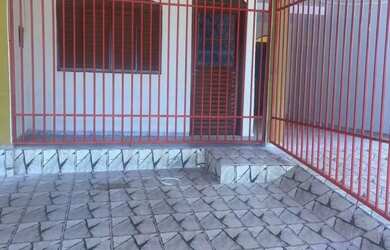 Imagem: A casa possui 4 Dormitórios, 1 Banheiro, 1 Vaga na garagem