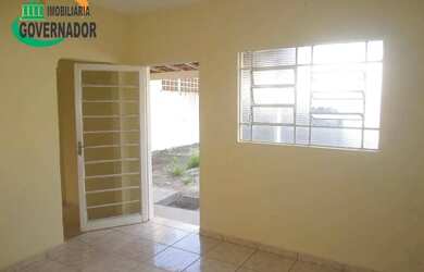 Imagem: A casa possui 1 Dormitório, 1 Banheiro, 1 Vaga na garagem