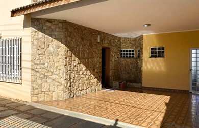 Imagem: A casa possui 4 Dormitórios, 3 Banheiros, 4 Vagas na garagem