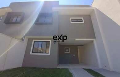 Imagem: A casa possui 3 Dormitórios, 1 Banheiro, 2 Vagas na garagem