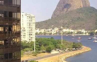 Imagem: O depósito possui 2 Vagas na garagem e 138m² de Área e está