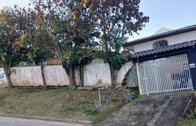 Imagem: A casa possui 4 Dormitórios, 2 Banheiros, 4 Vagas na garagem