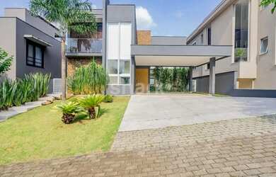 Imagem: A casa em condomínio possui 4 Dormitórios, 5 Banheiros, 4