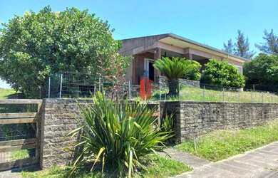 Imagem: A casa possui 4 Dormitórios, 3 Banheiros, 3 Vagas na garagem