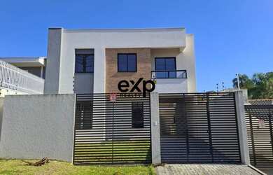 Imagem: A casa possui 3 Dormitórios, 3 Banheiros, 2 Vagas na garagem