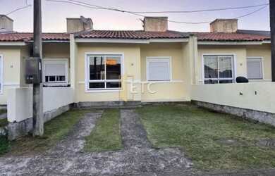 Imagem: A casa possui 2 Dormitórios, 1 Banheiro, 2 Vagas na garagem