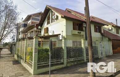 Imagem: A casa possui 4 Dormitórios, 4 Banheiros, 2 Vagas na garagem