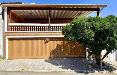 Imagem: A casa possui 3 Dormitórios, 1 Banheiro, 2 Vagas na garagem