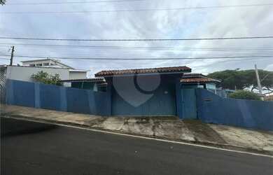 Imagem: A casa possui 3 Dormitórios, 3 Banheiros, 2 Vagas na garagem