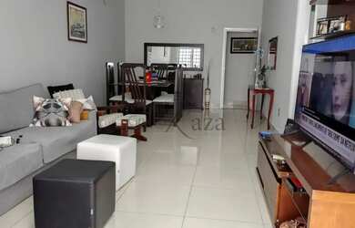 Imagem: A casa possui 3 Dormitórios, 2 Banheiros, 1 Vaga na garagem