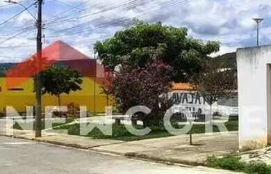 Imagem: A casa possui 3 Dormitórios, 2 Banheiros, 3 Vagas na garagem