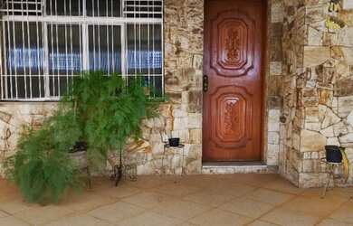 Imagem: A casa possui 3 Dormitórios, 2 Banheiros, 4 Vagas na garagem