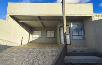 Imagem: A casa possui 3 Dormitórios, 2 Banheiros, 2 Vagas na garagem