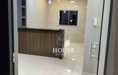 Imagem: A casa possui 2 Dormitórios, 1 Banheiro, 2 Vagas na garagem