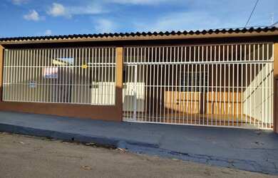 Imagem: A casa possui 3 Dormitórios, 2 Banheiros, 2 Vagas na garagem