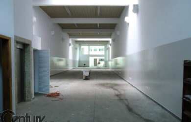 Imagem: O depósito possui 1 Vaga na garagem, 440m² de Área e está