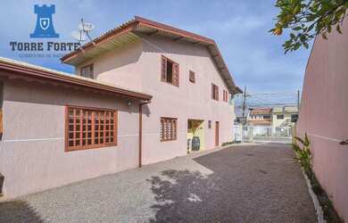Imagem: A casa possui 4 Dormitórios, 3 Banheiros, 5 Vagas na garagem