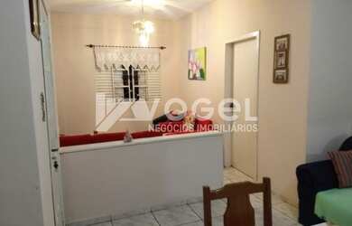 Imagem: A casa possui 5 Dormitórios, 3 Banheiros, 2 Vagas na garagem