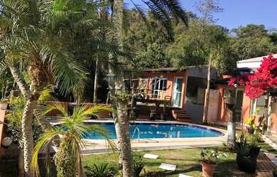 Imagem: A casa em condomínio possui 5 Dormitórios, 5 Banheiros, 2