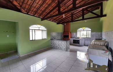 Imagem: A casa possui 4 Dormitórios, 2 Banheiros, 2 Vagas na garagem