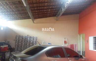 Imagem: A casa possui 2 Dormitórios, 1 Banheiro, 2 Vagas na garagem