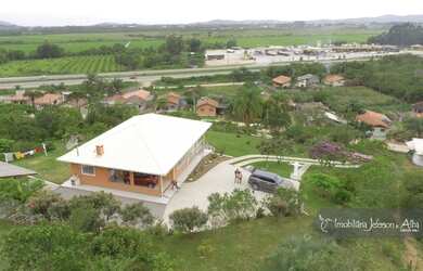 Imagem: A casa possui 2 Dormitórios, 1 Banheiro, 2 Vagas na garagem